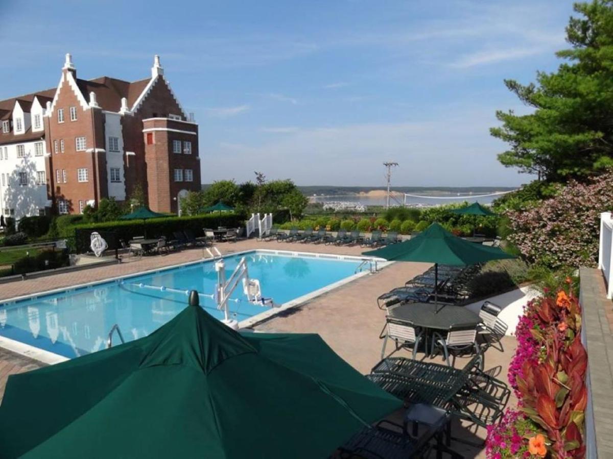 Hotel Montauk Manor Exterior foto The pool at the Ocean House