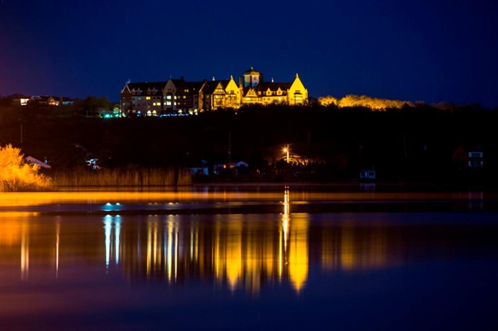 Hotel Montauk Manor Exterior foto The Ocean House at night