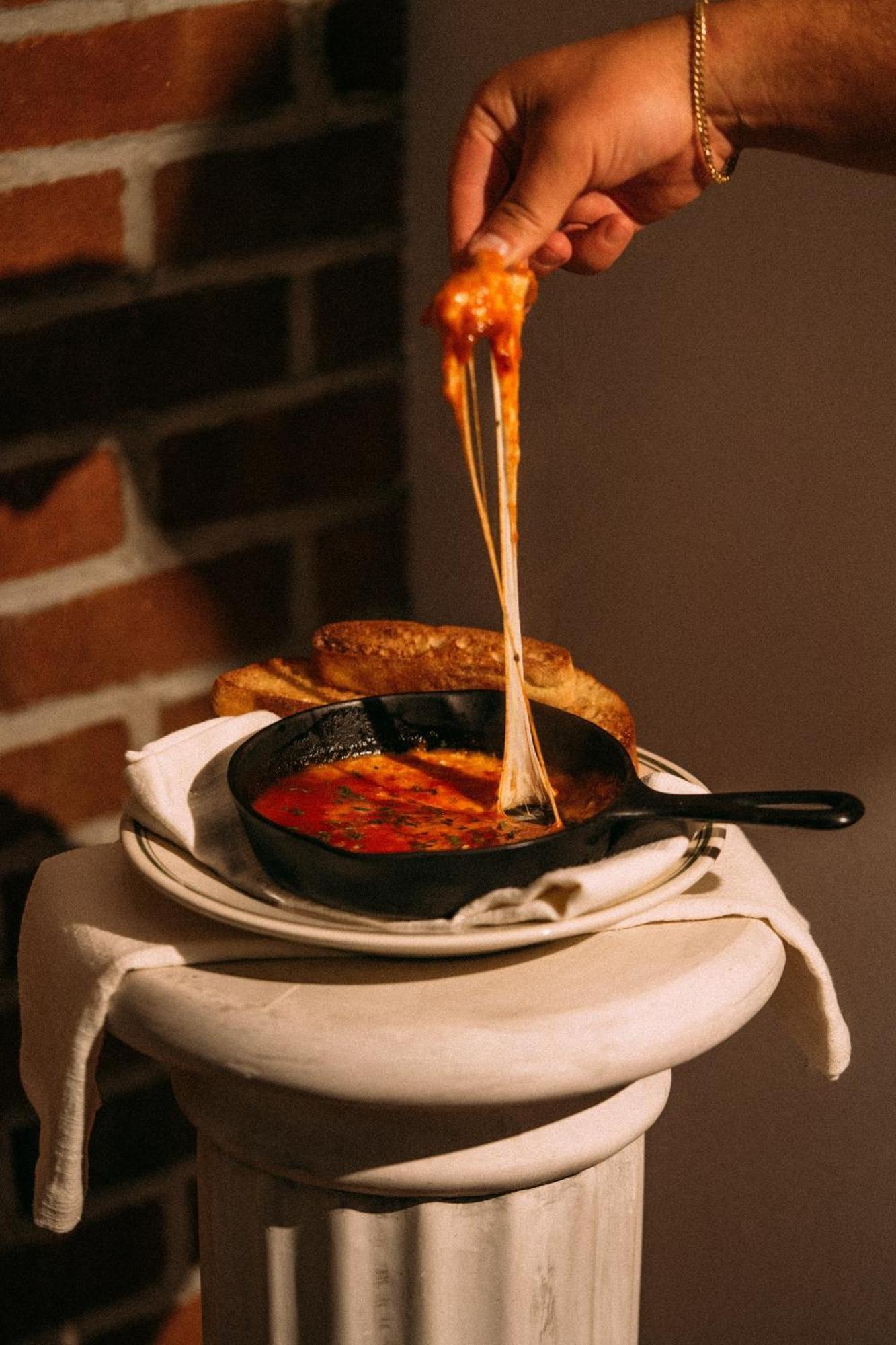 Hotel Montauk Manor Exterior foto A cast iron skillet with a handle