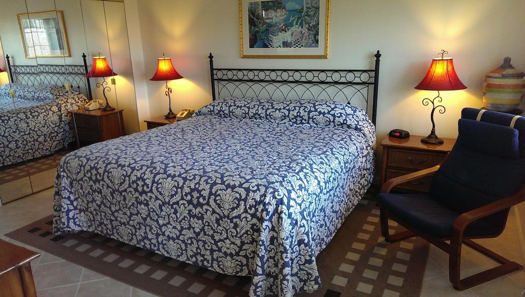 Hotel Montauk Manor Zimmer foto A bed with a bedsheet