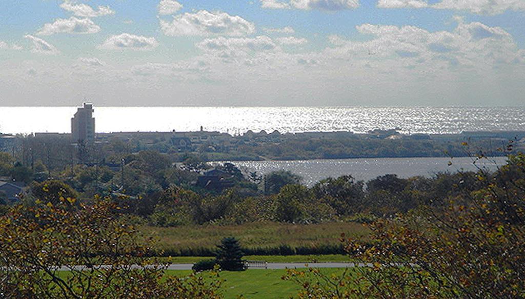 Hotel Montauk Manor Exterior foto View of the Atlantic Ocean from the park