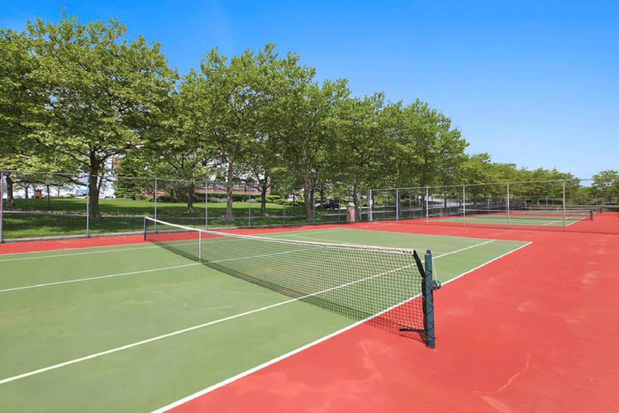 Hotel Montauk Manor Exterior foto Tennis courts at the club