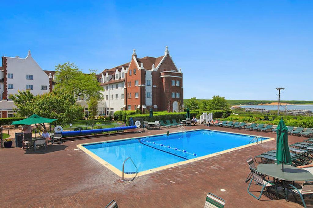 Hotel Montauk Manor Exterior foto The swimming pool at the hotel