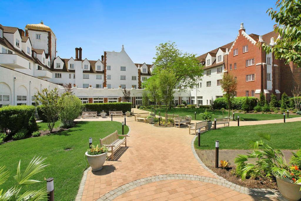 Hotel Montauk Manor Exterior foto The courtyard at the former St. Mary's Hospital
