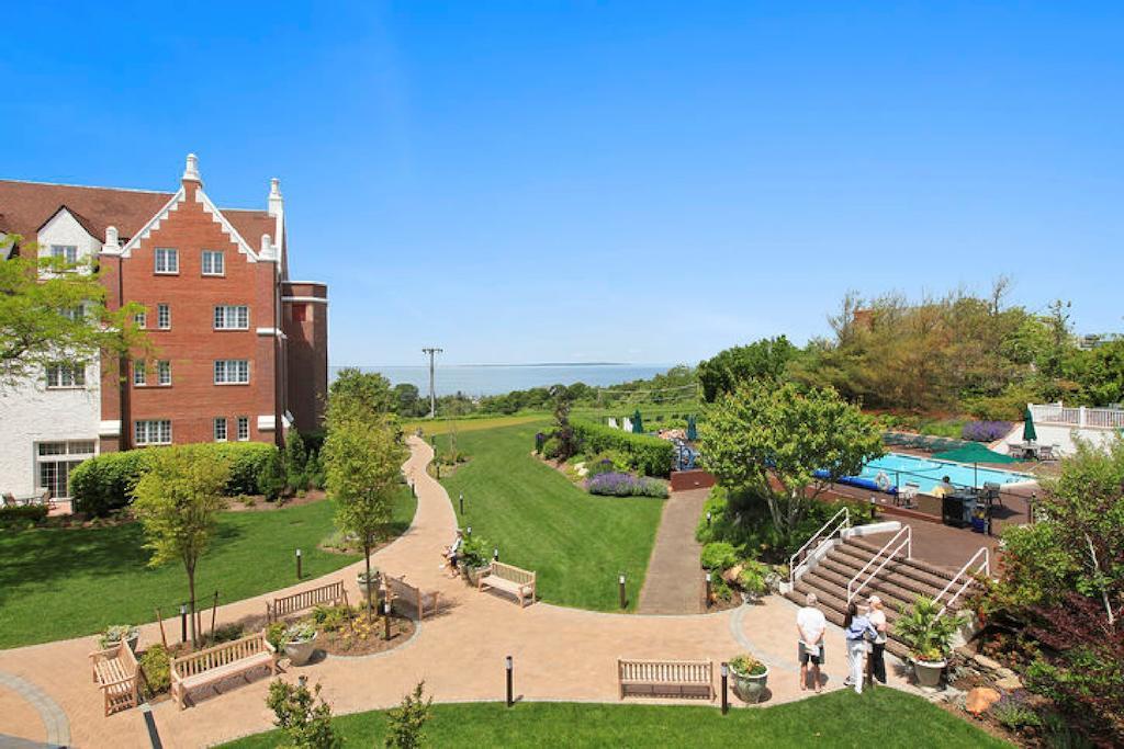 Hotel Montauk Manor Zimmer foto The Village Green