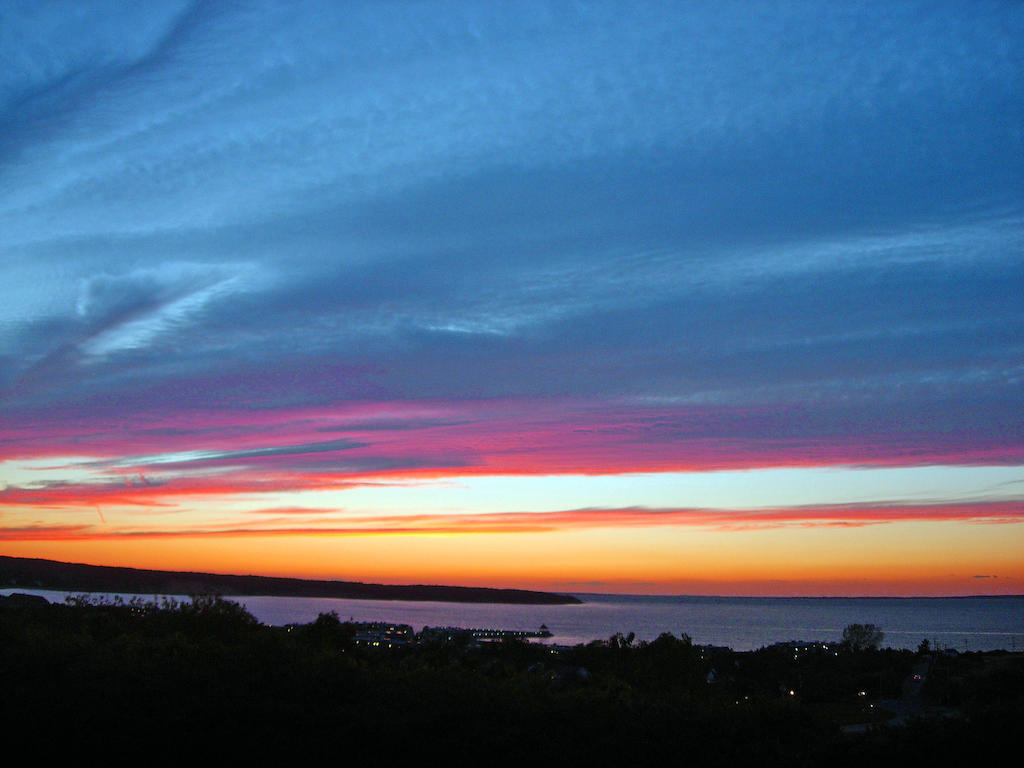 Hotel Montauk Manor Exterior foto Sunset over the Gulf of Riga