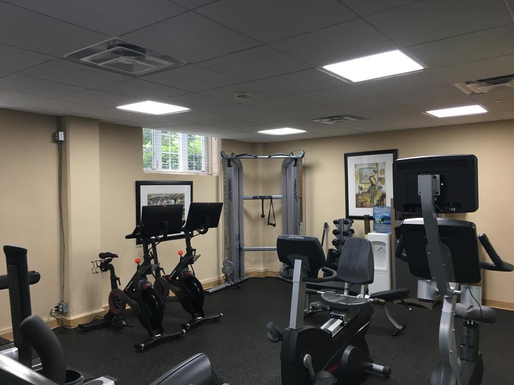 Hotel Montauk Manor Exterior foto The gym at the school