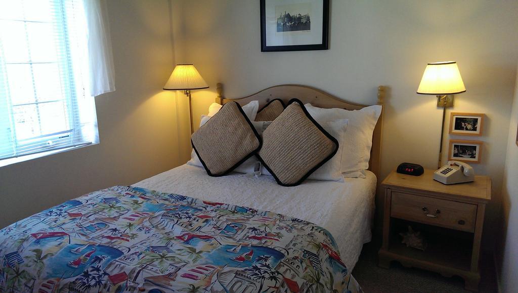 Hotel Montauk Manor Exterior foto A bedroom at the Inn at the Opera